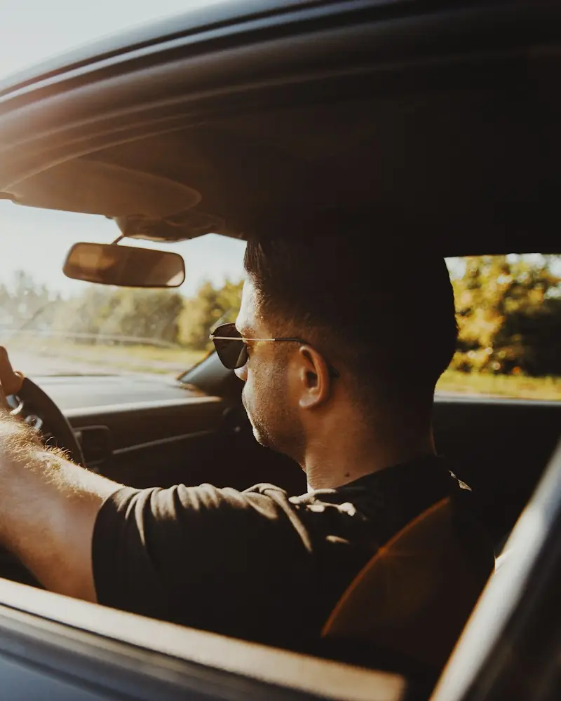 Hombre conduciendo un coche