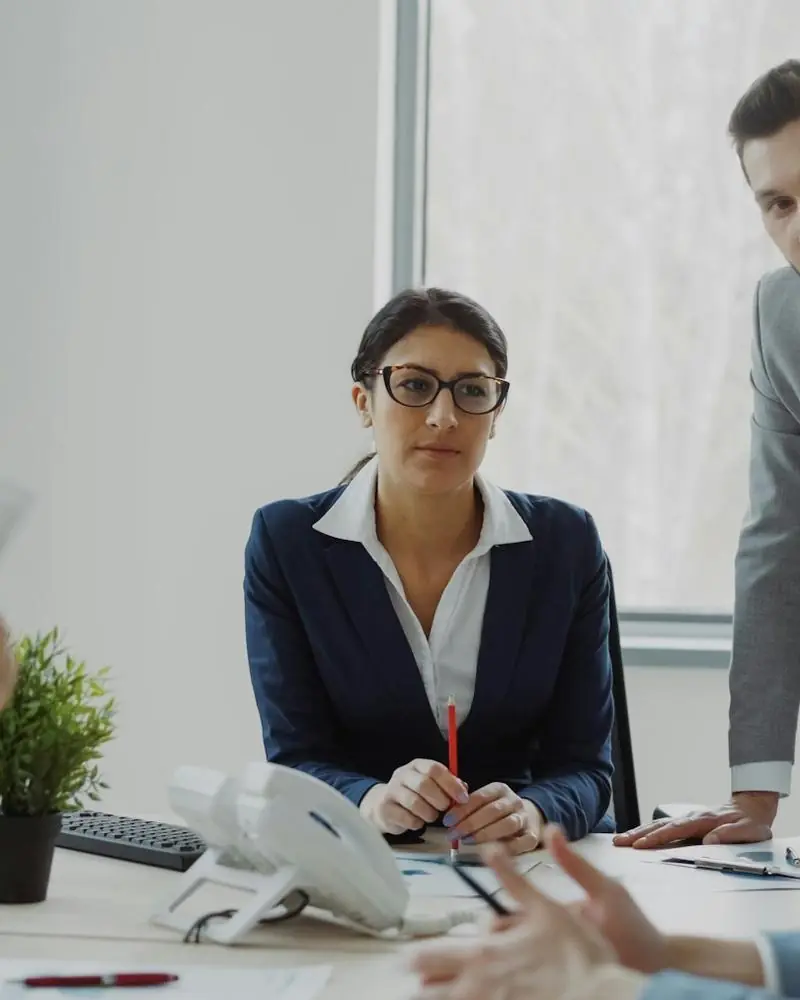 Directiva de una empresa reunida con su equipo y un cliente