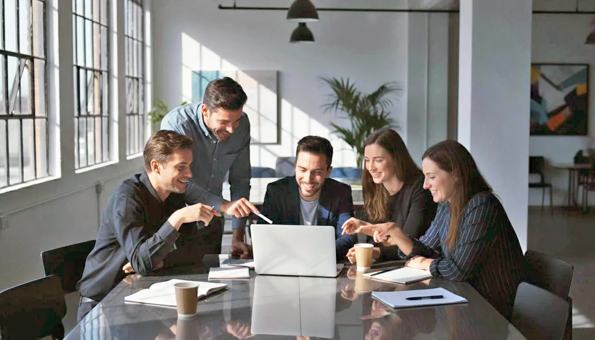 El equipo de SEO-Invoke revisando la implementación de un proyecto